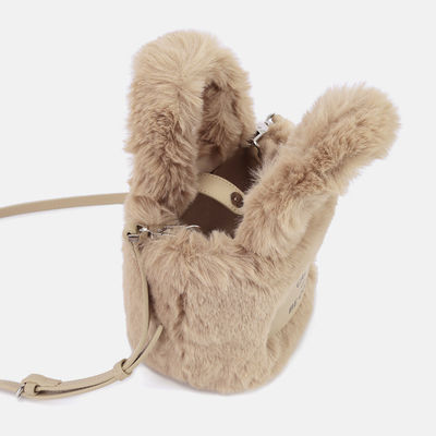 Moda Kış Sıcak Peluş Bez Çantalar Kadınlar Için Omuz Crossbody Çanta Trend Tasarımcısı Kabarık Taklit Kürk Çanta ve Cüzdanlar